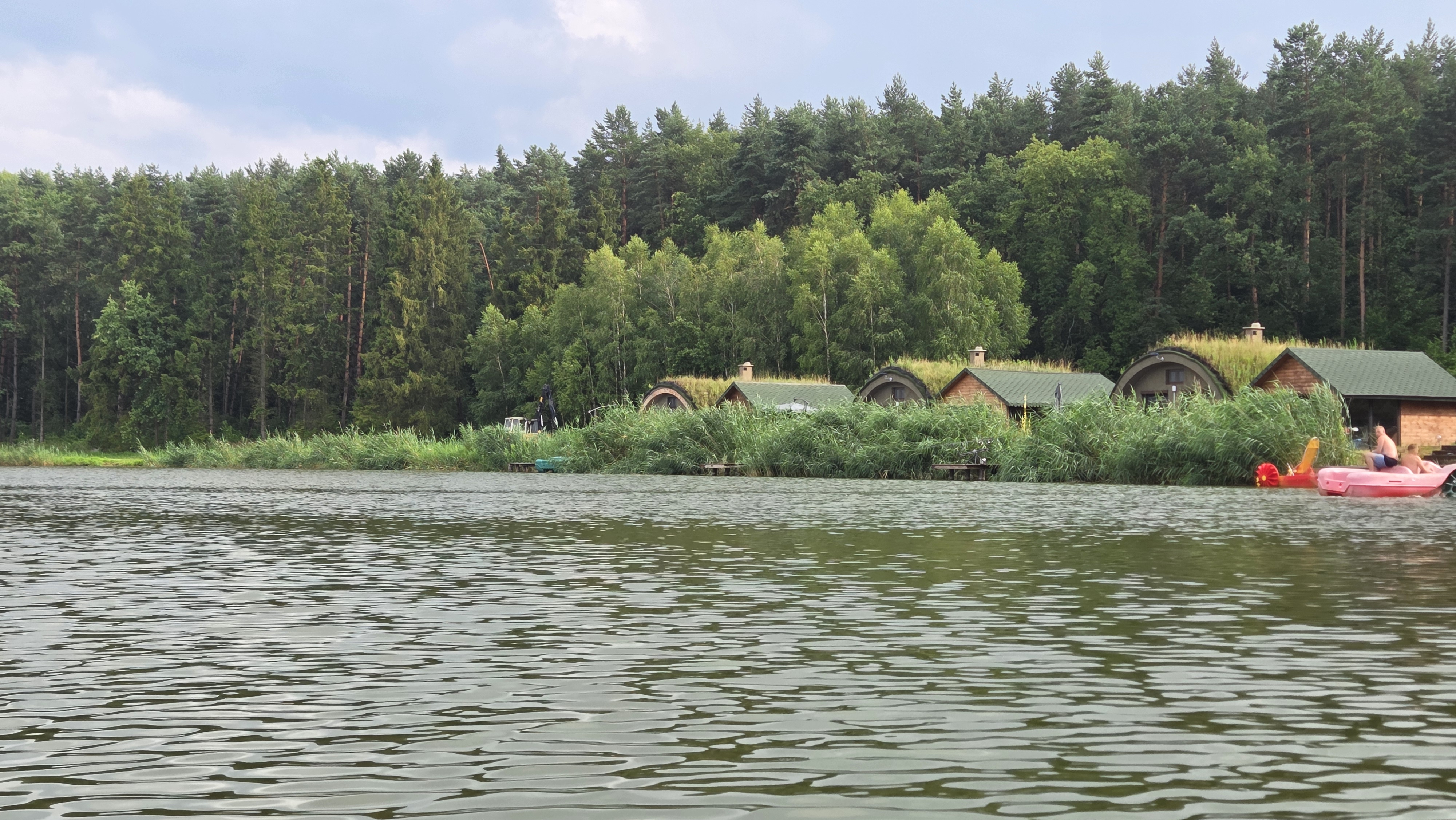 Domek nad stawem