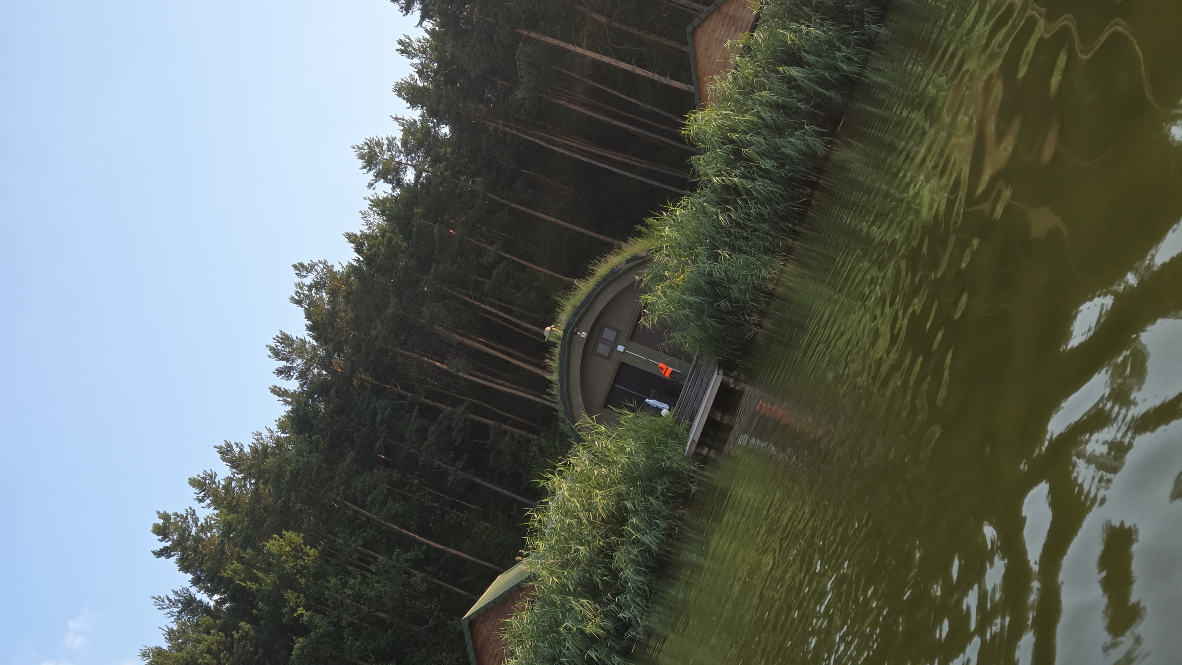 Domki nad wodą po zmroku