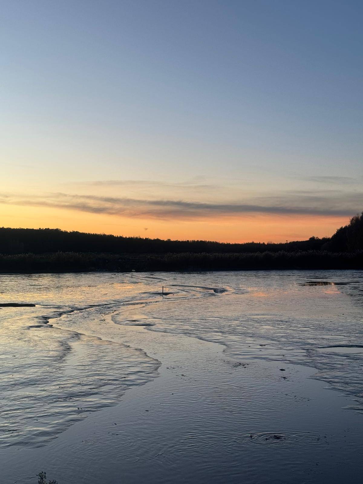 Widok na domek nad wodą