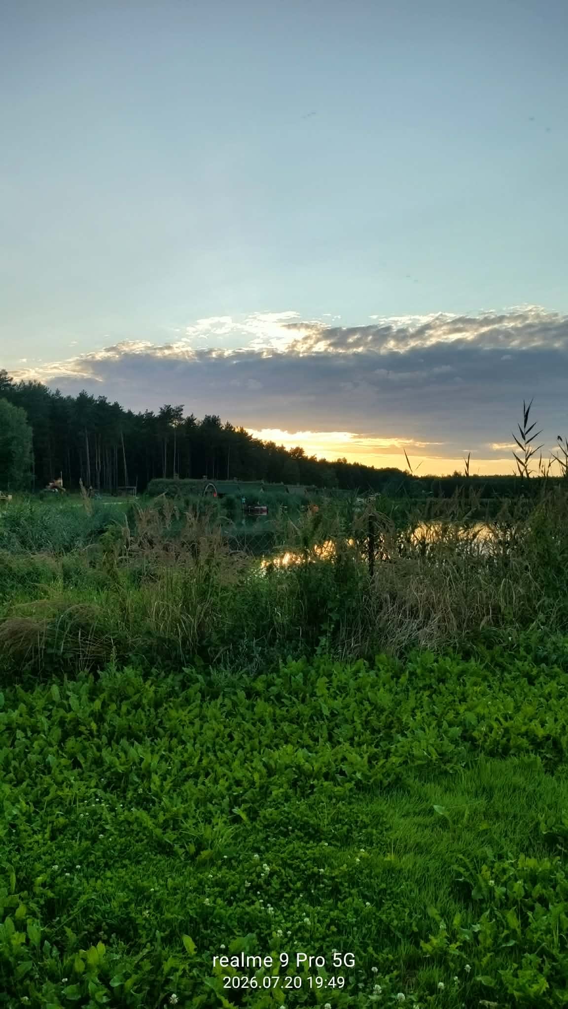 Domek o zachodzie słońca
