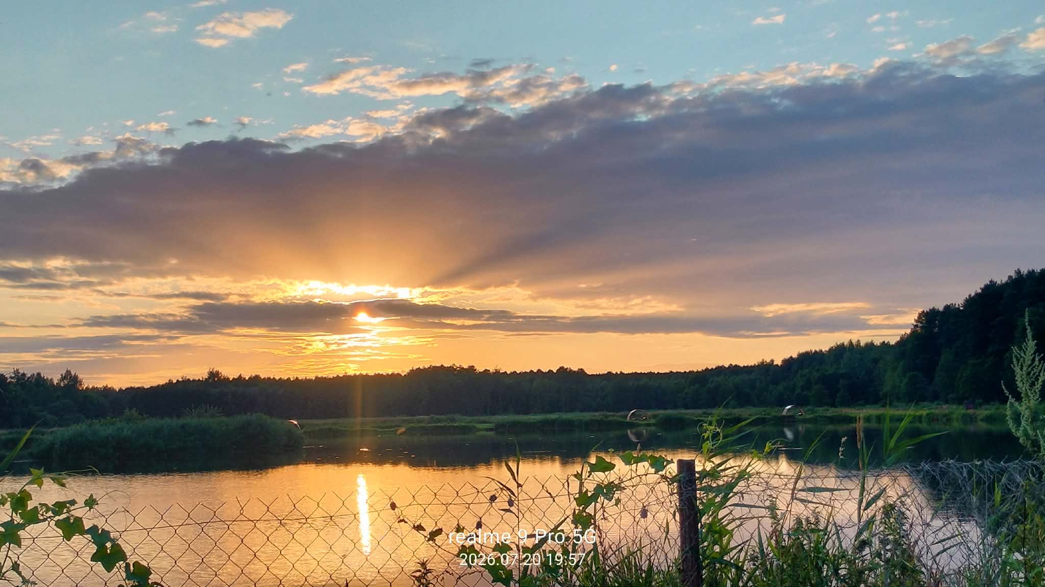 Domek nad wodą - widok o zachodzie słońca